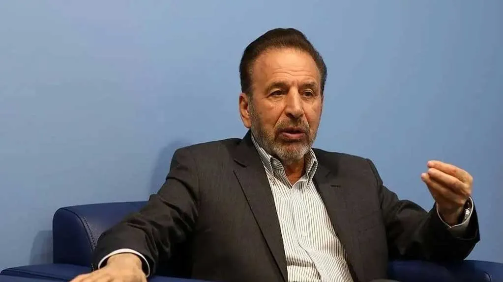 محمود واعظی در حال سخنرانی درباره چالش‌های پیش روی دولت