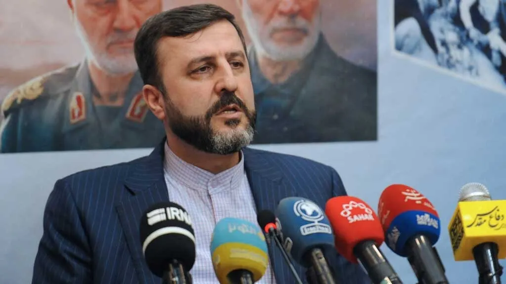 کاظم غریب آبادی، دبیر ستاد حقوق بشر ایران در حال نگارش نامه اعتراضی به سازمان ملل