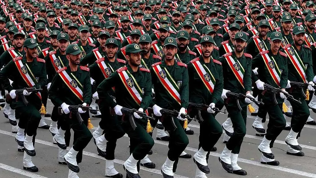 فرمانده سپاه پاسداران در حال قرائت بیانیه حمایت از متحدان منطقه‌ای