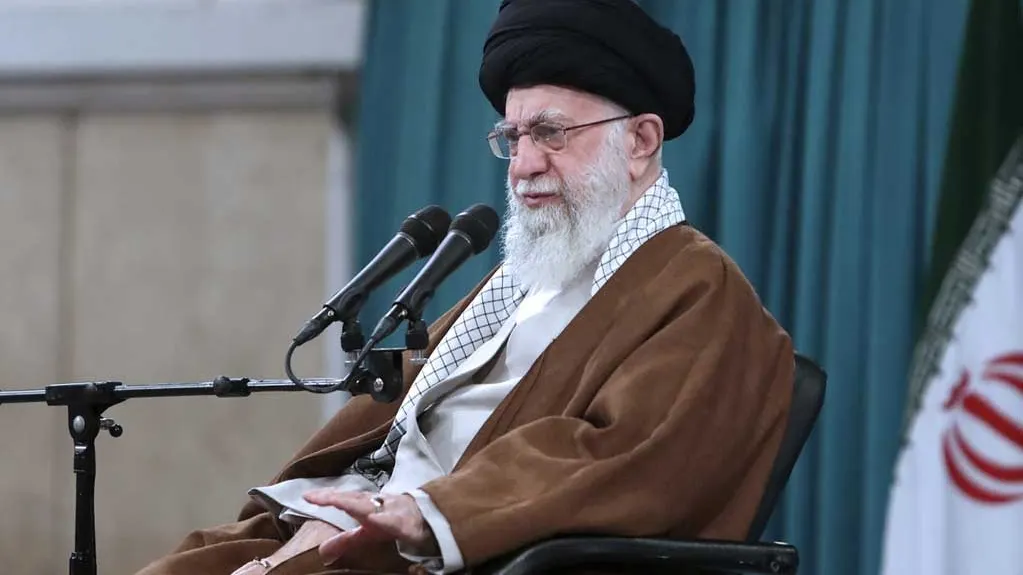 دیدار رهبر انقلاب با خانوادههای شهدای امنیت در حسینیه امام خمینی