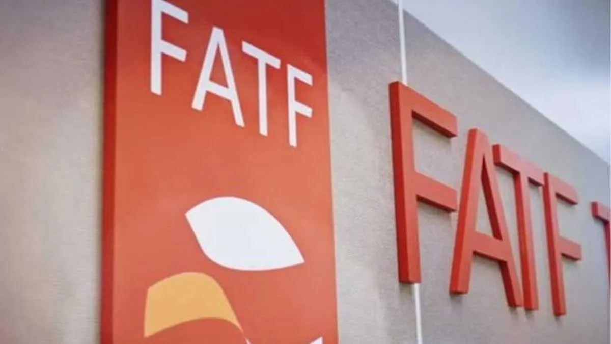 هادی خانی رئیس مرکز اطلاعات مالی در حال تشریح مزایای خروج ایران از لیست سیاه FATF