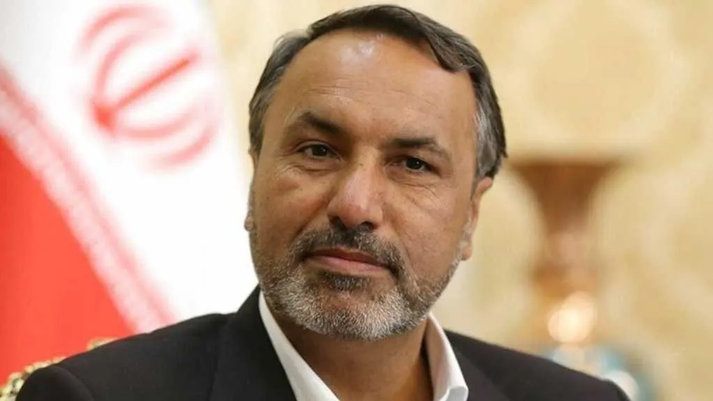 رئیس کمیسیون عمران مجلس در حال تشریح برنامه‌های عمرانی دول