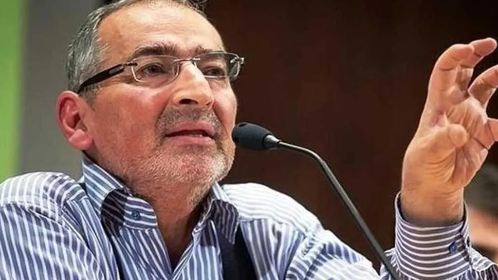 صادق زیباکلام در حال تحلیل روابط ایران و آمریکا