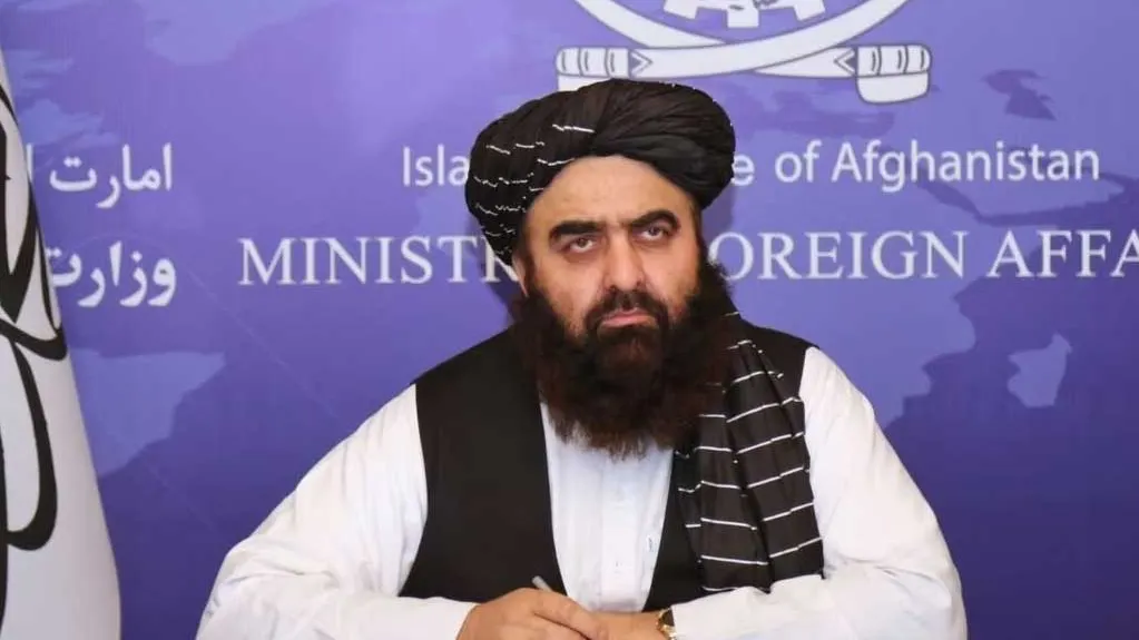 امیرخان متقی وزیر خارجه طالبان در حال سخنرانی درباره روابط با آمریکا
