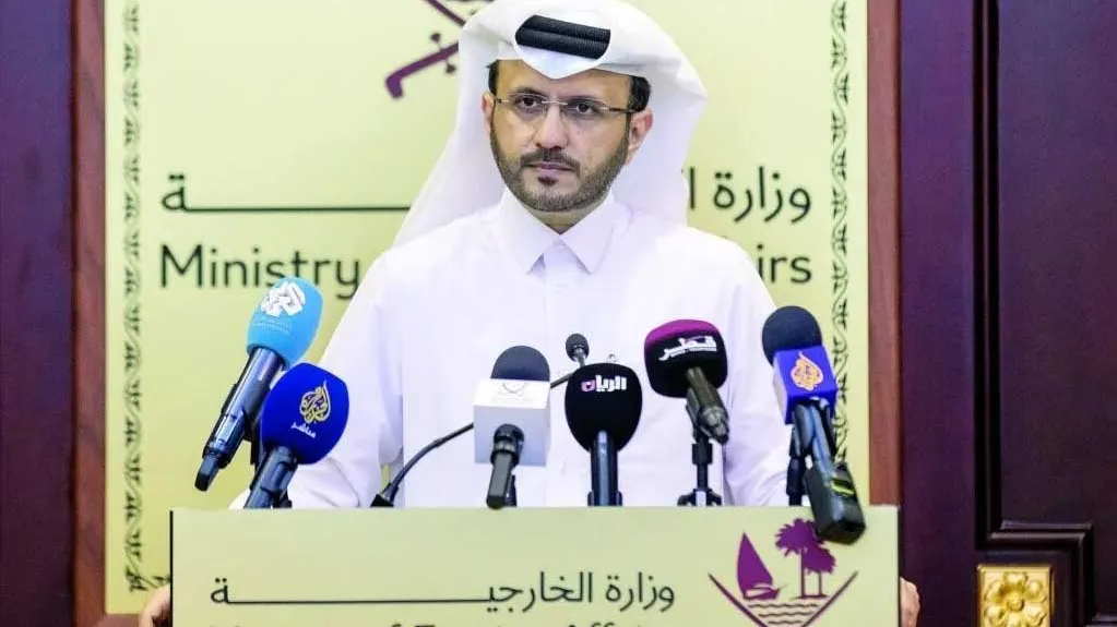 ماجد الانصاری، سخنگوی وزارت خارجه قطر در حال اعلام موضع رسمی درباره دفتر حماس