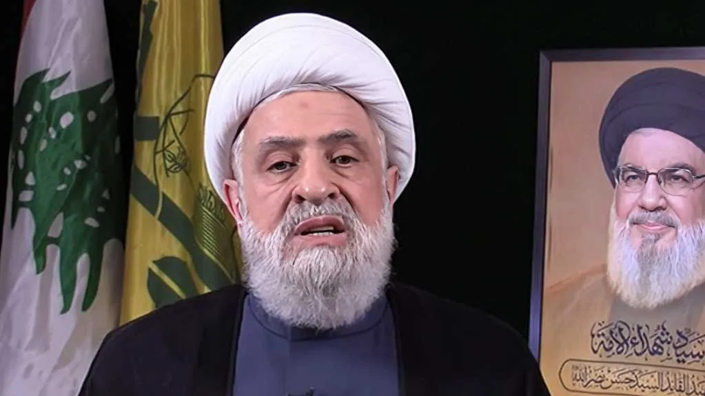 نعیم قاسم در حال سخنرانی درباره طرح آتش‌بس