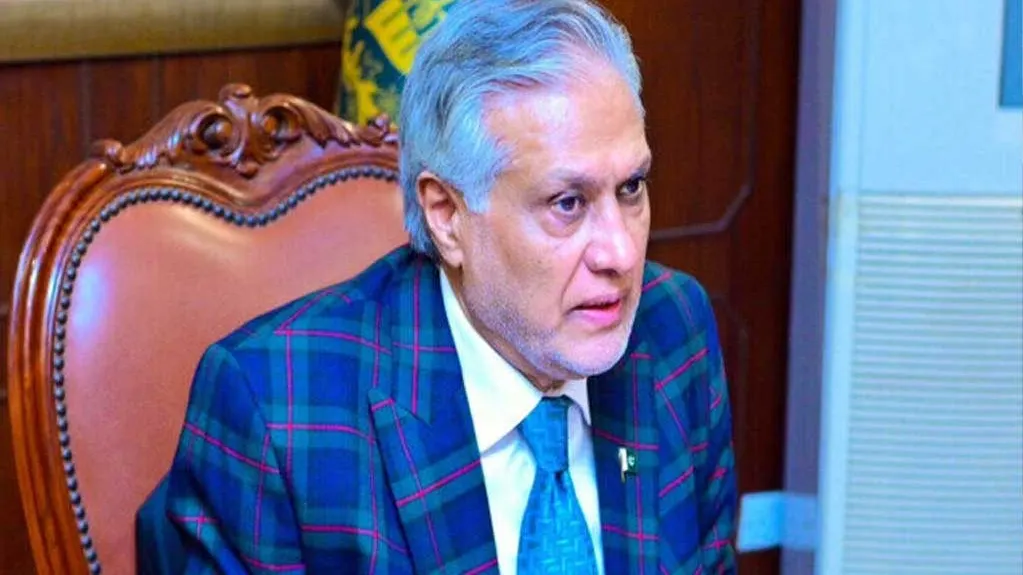 معاون نخست وزیر پاکستان در حال اعلام خبر نشست سازمان همکاری اسلامی