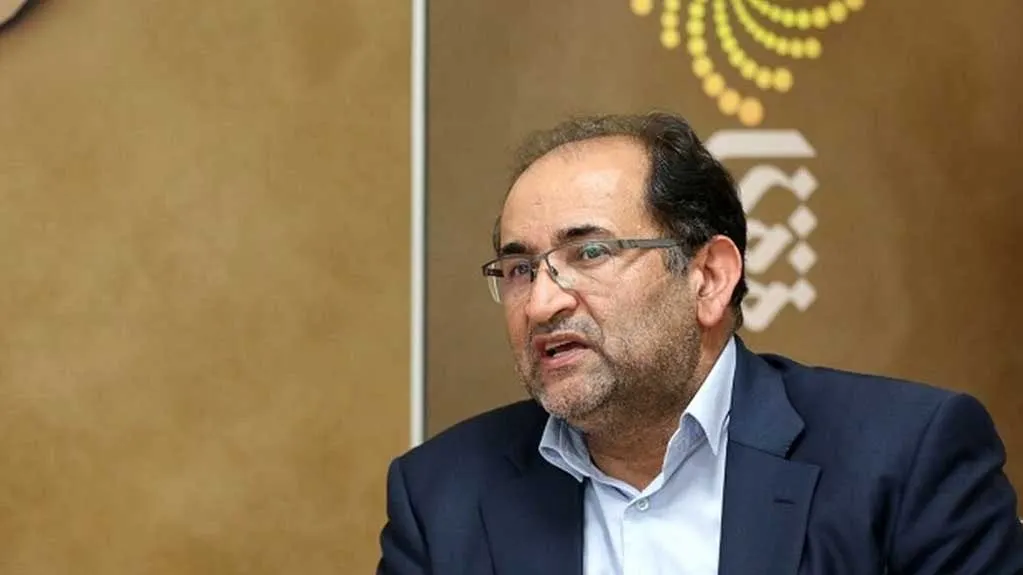 فعال سیاسی در کنگره حزب مردمسالاری سخنرانی میکند