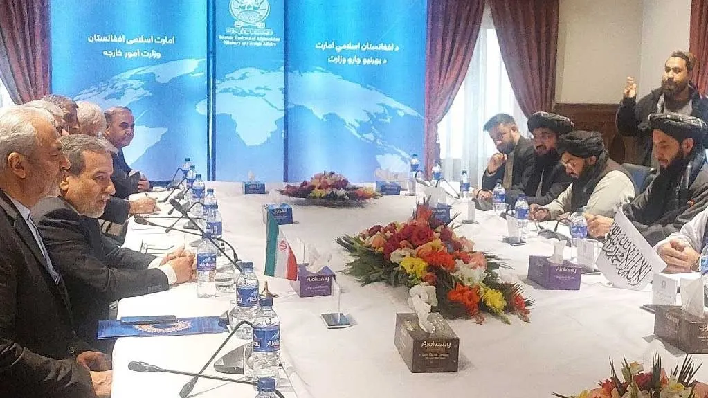 دیدار و مصافحه عراقچی و متقی در وزارت خارجه افغانستان