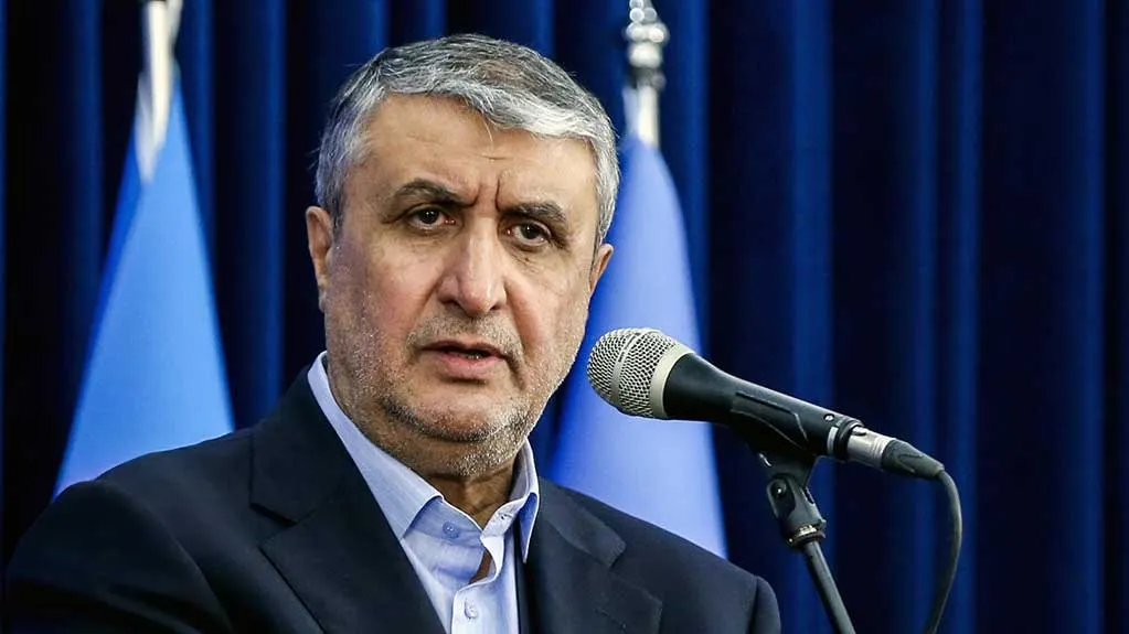 محمد اسلامی در حال بازدید از نمایشگاه دستاوردهای هستهای