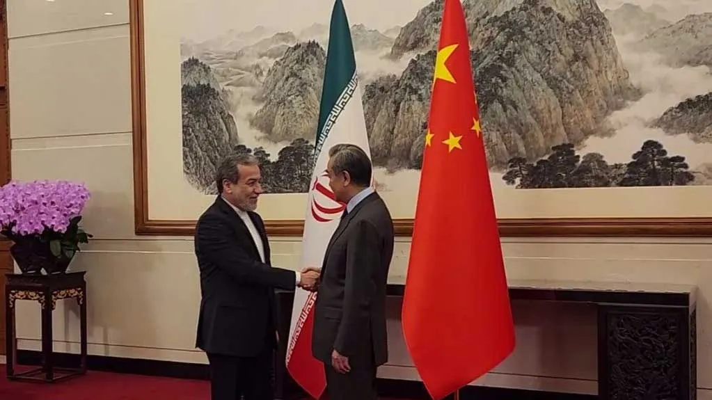 دیدار دیپلماتیک وزیر امور خارجه ایران با مقامات چینی
