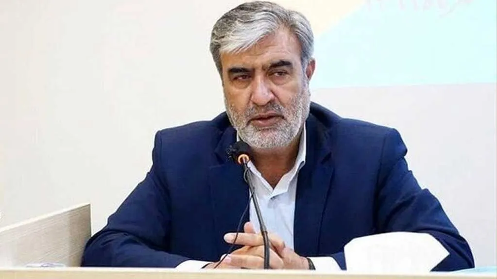 ابراهیم عزیزی رئیس کمیسیون امنیت ملی مجلس در حال بیان دیدگاه‌های خود درباره مذاکرات و اقتصاد کشور