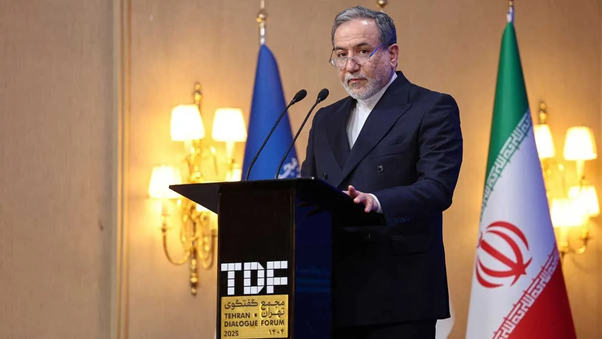وزیر امور خارجه ایران در حال سخنرانی در مجمع گفتوگوی تهران با حضور مقامات بینالمللی