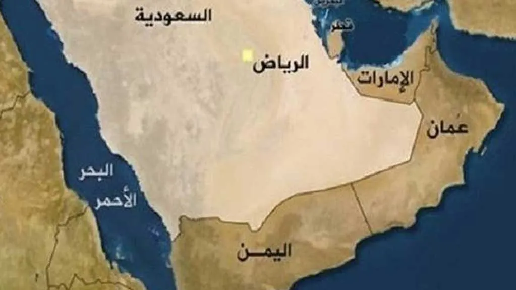 محمدعلی الحوثی در حال سخنرانی درباره موضع یمن در قبال عربستان