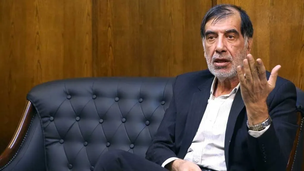 تصویر شهید سپهبد قاسم سلیمانی در حال نماز