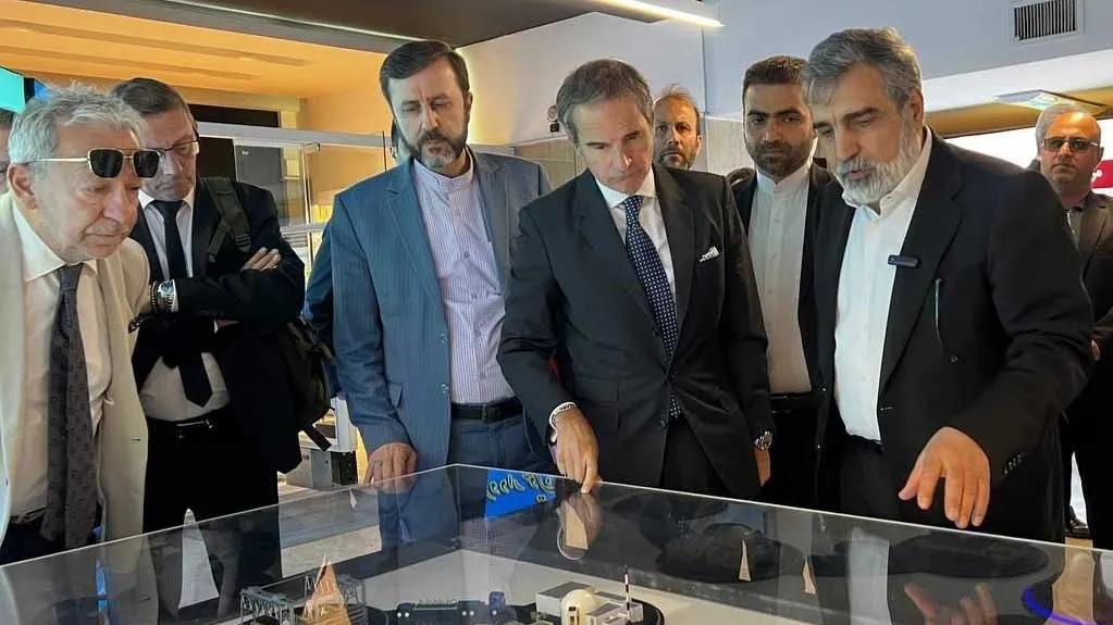 بازدید رافائل گروسی از نمایشگاه دستاوردهای صنعت هستهای ایران