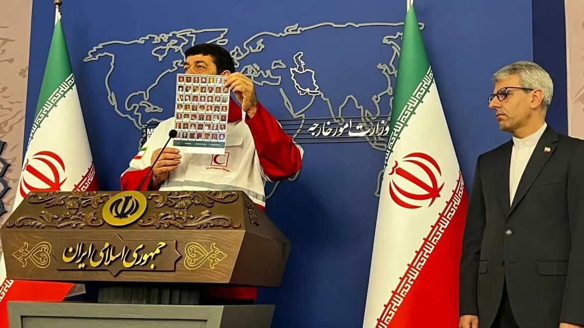 امدادگران هلال احمر ایران در حال نجات قربانیان حملات