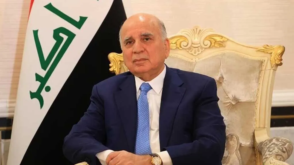 فواد حسین وزیر خارجه عراق در حال اعلام مواضع دیپلماتیک کشورش درباره ایران و آمریکا