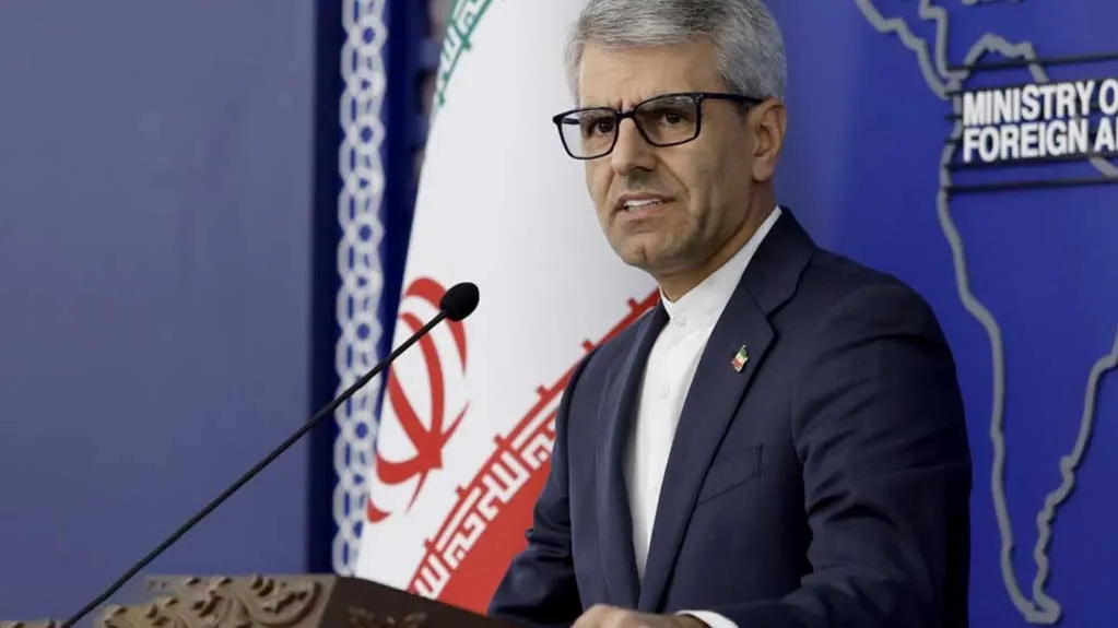 اسماعیل بقائی، سخنگوی جدید وزارت امور خارجه ایران، در حال پاسخگویی به خبرنگاران