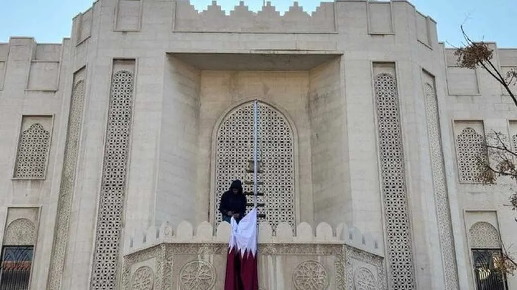 به اهتزاز درآمدن پرچم قطر بر فراز سفارت این کشور در دمشق