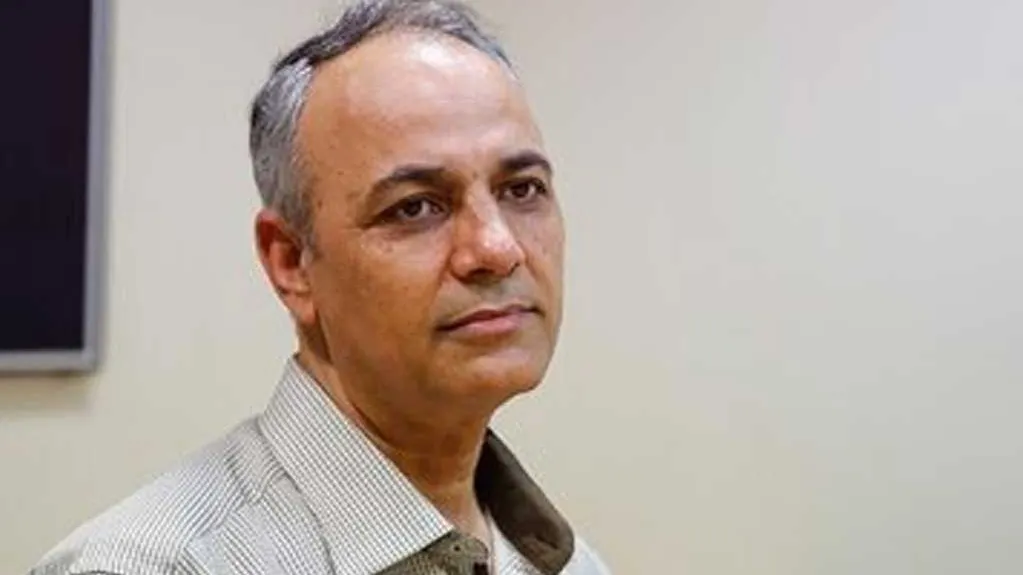 احمد زیدآبادی در حسینیه ارشاد در حال مصاحبه با خبرنگار صدا و سیما