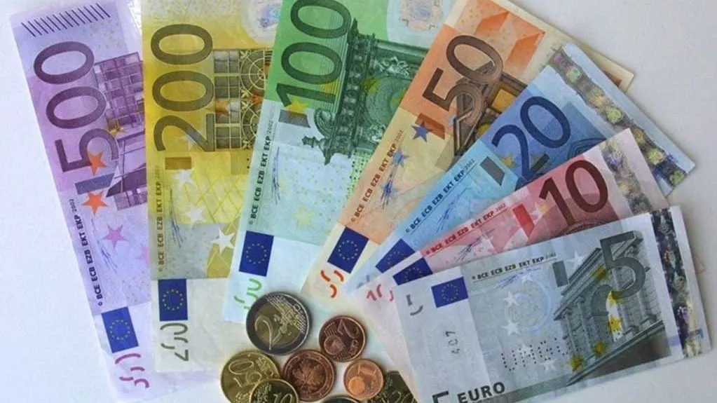 نمودار کاهش ارزش یورو در برابر دلار و تأثیر آن بر اقتصاد اروپا