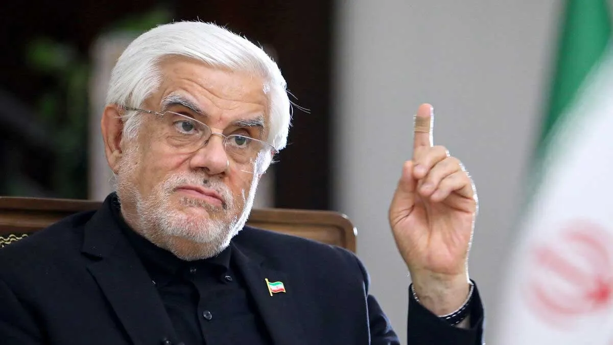 معاون اول رئیسجمهور محمدرضا عارف در حال صحبت درباره انسجام اجتماعی و کنترل قیمتها