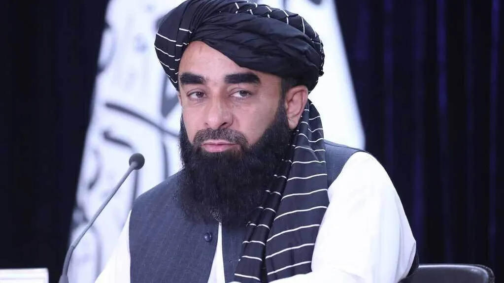 ذبیح الله مجاهد سخنگوی طالبان در حال تکذیب اخبار مرتبط با حملات سوریه