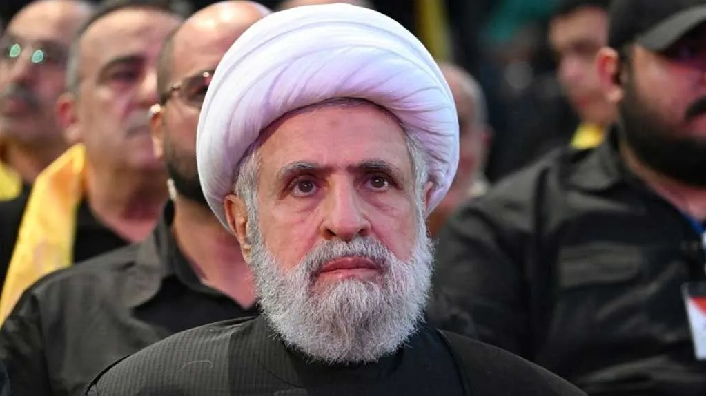 شیخ نعیم قاسم، دبیرکل جدید حزب‌الله لبنان در حال سخنرانی