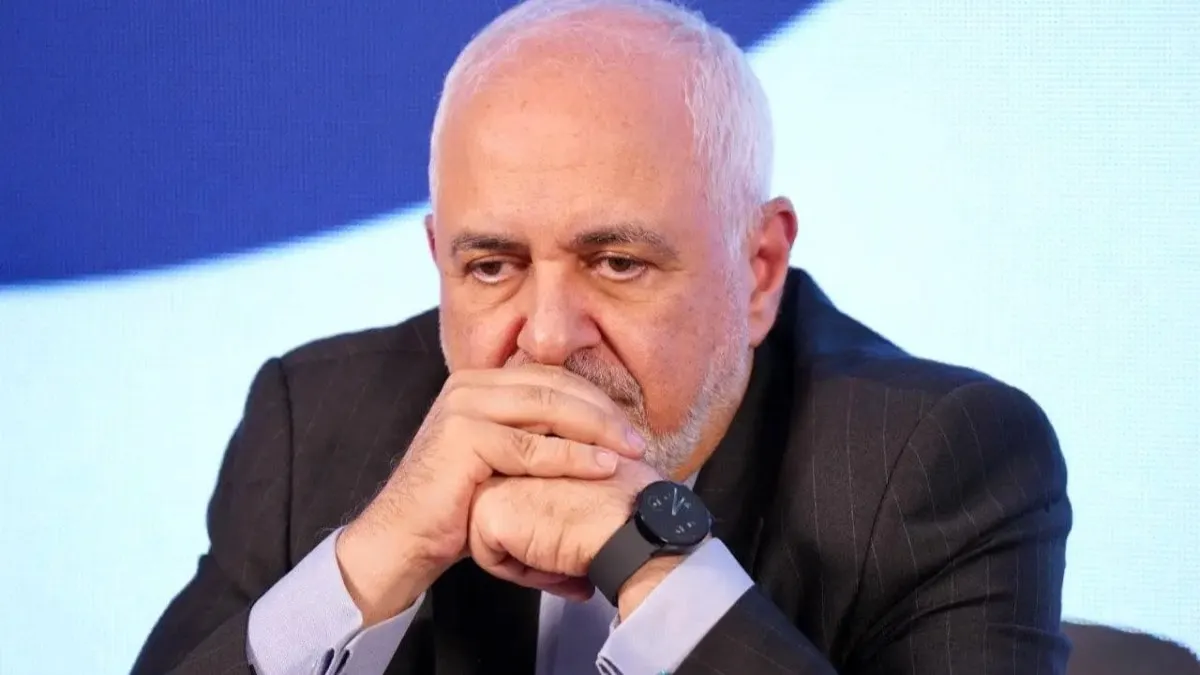 محمدجواد ظریف در حال سخنرانی درباره لزوم تغییر رویکرد ایران در جهان