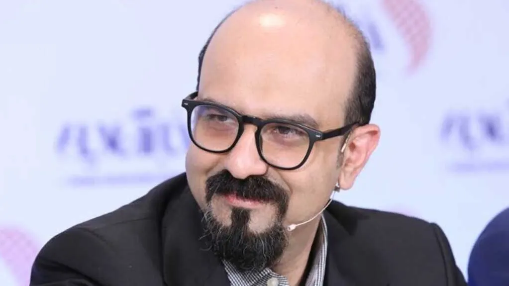 ساسان کریمی در حال تحلیل نقش دیپلماسی در بحران خاورمیانه