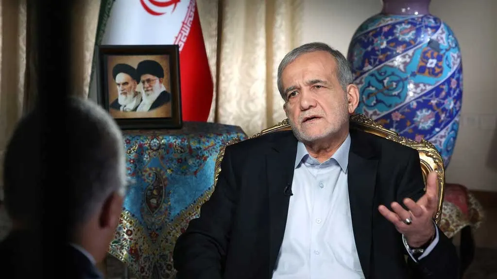 رئیس جمهور ایران در حال گفتگو با خبرنگار رسانه خارجی درباره مسائل مهم بینالمللی