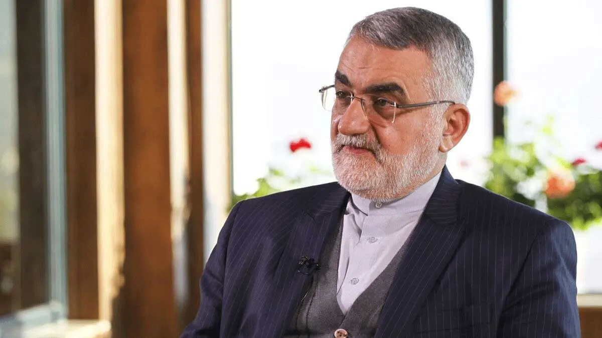 نماینده مجلس در حال صحبت درباره صنعت هستهای ایران