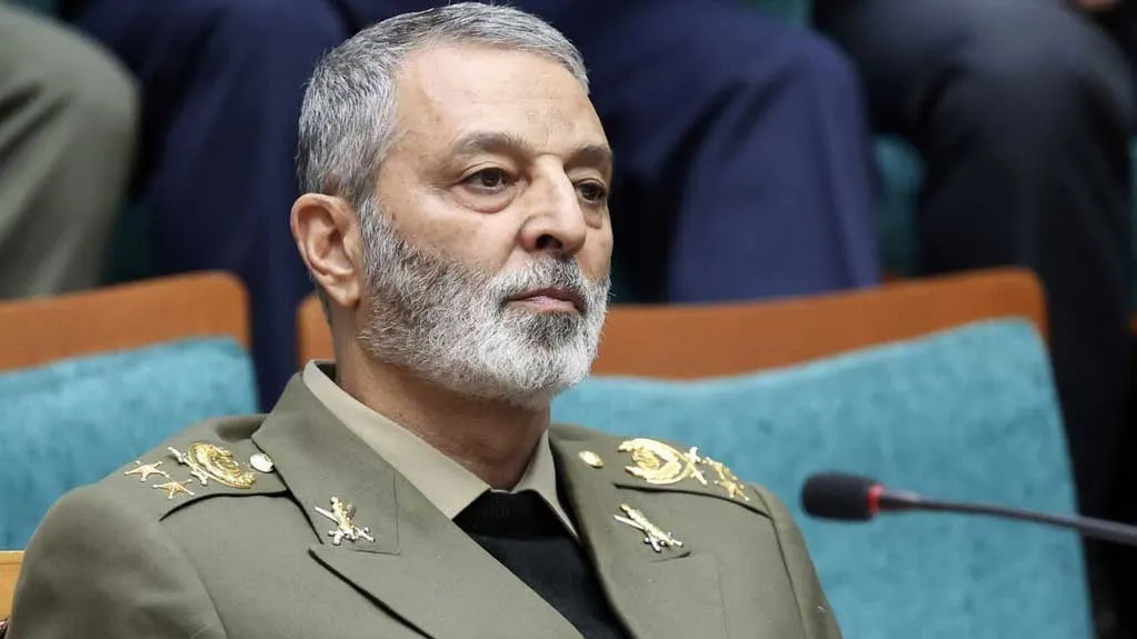 امیر سرلشکر موسوی فرمانده کل ارتش جمهوری اسلامی ایران در حال قرائت پیام شهادت کارکنان پدافند هوایی