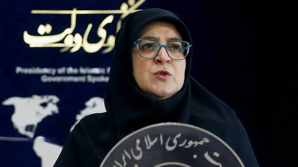 بانو ثمینه باغچه‌بان در حال کار با کودکان در محیط آموزشی