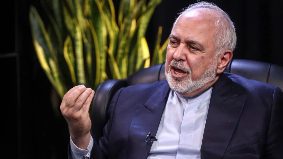 محمدجواد ظریف در حال سخنرانی درباره توان هستهای و مقاومت ایران