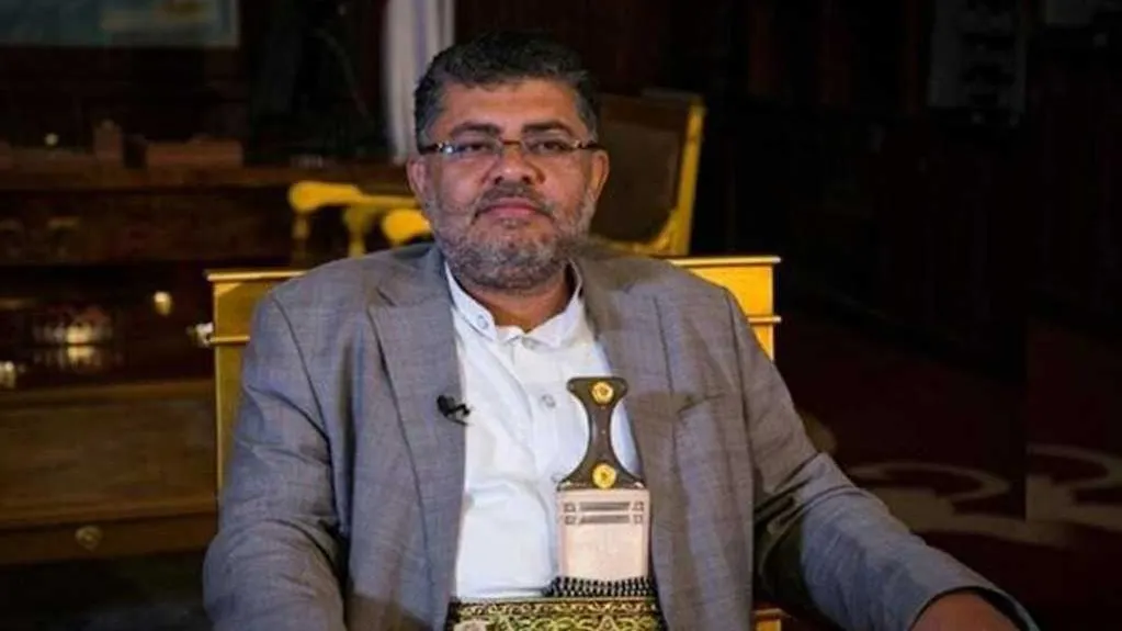 محمد علی الحوثی در حال سخنرانی درباره مواضع یمن