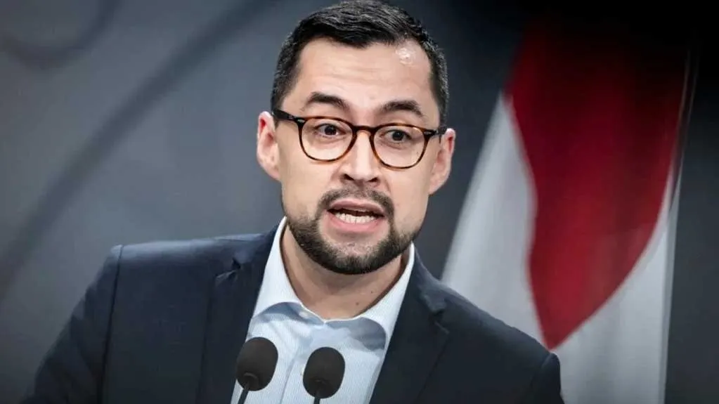 نخستوزیر گرینلند در حال سخنرانی درباره پیشنهاد خرید این جزیره توسط آمریکا