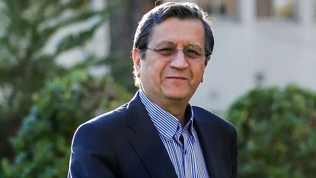 عبدالناصر همتی، وزیر امور اقتصادی و دارایی در حال صحبت درباره آسیب‌های فیلترینگ