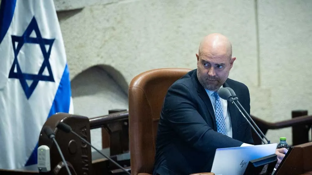 امیر اوحانا در حال سخنرانی در کنست اسرائیل