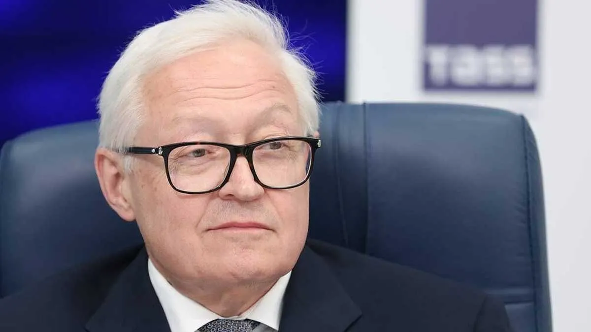 دیپلمات روسی در حال سخنرانی درباره مذاکرات هستهای ایران