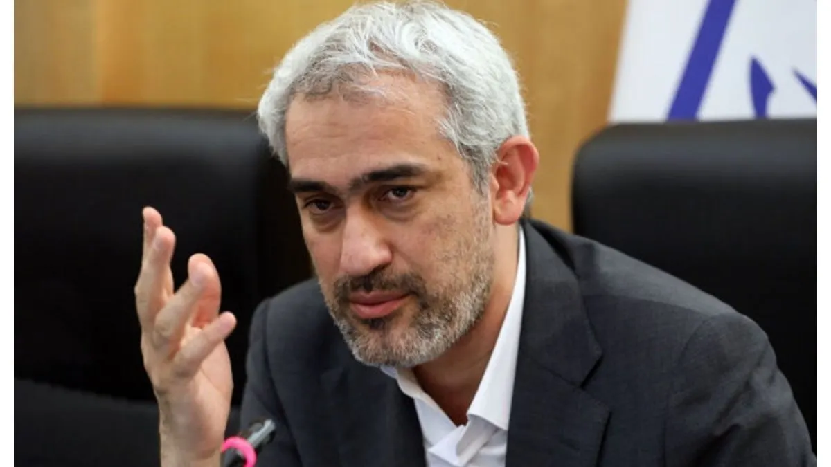 سید علی مدنی زاده در حال تشریح برنامه‌های کنترل تورم