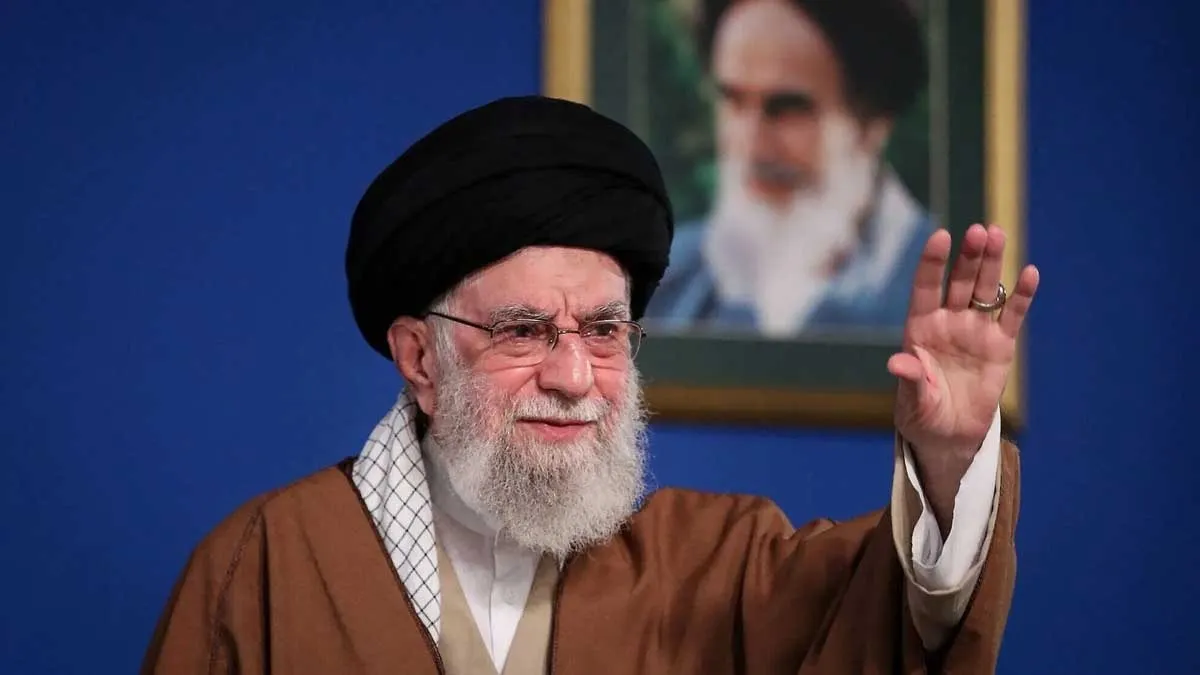 رهبر ایران در حال سخنرانی درباره مذاکرات هسته‌ای