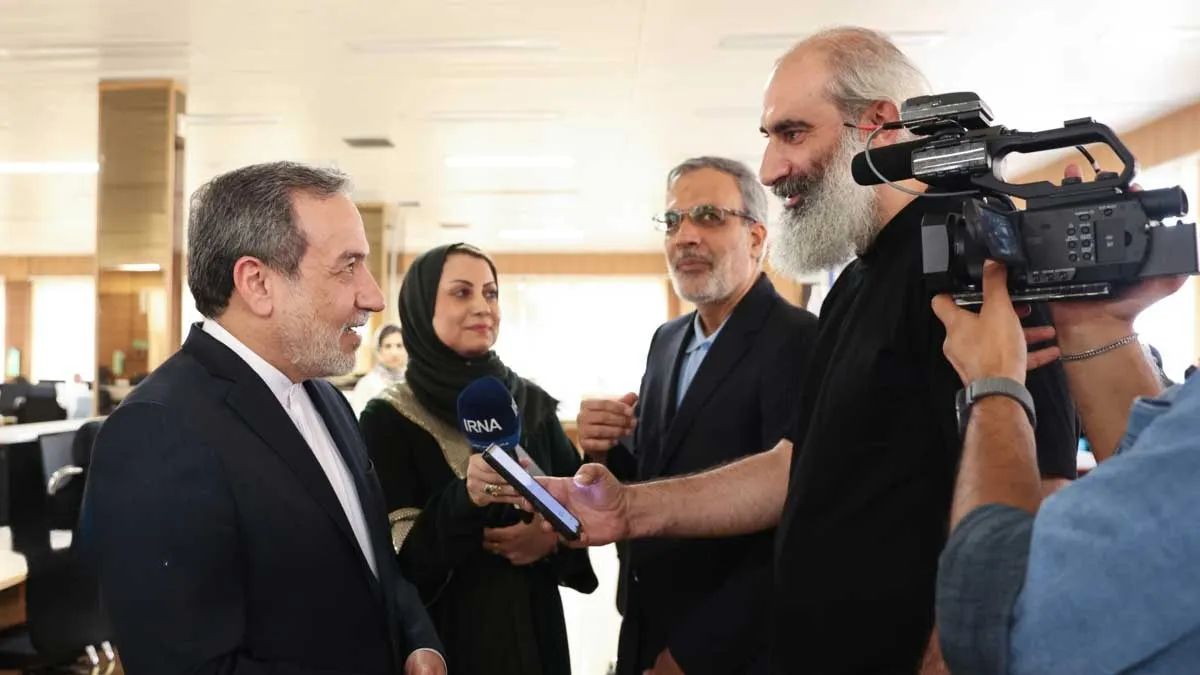سیدعباس عراقچی وزیر امور خارجه در حال سخنرانی درباره مستندسازی