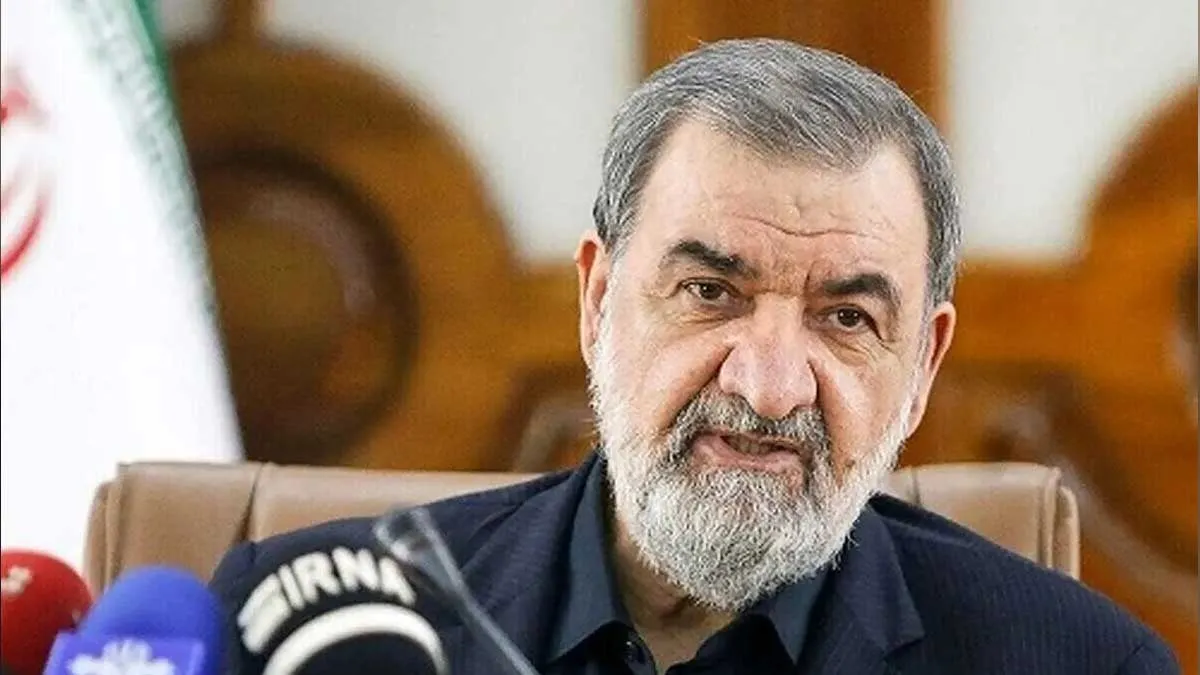 محسن رضایی در حال سخنرانی درباره جنگ و ژئوپلیتیک منطقه