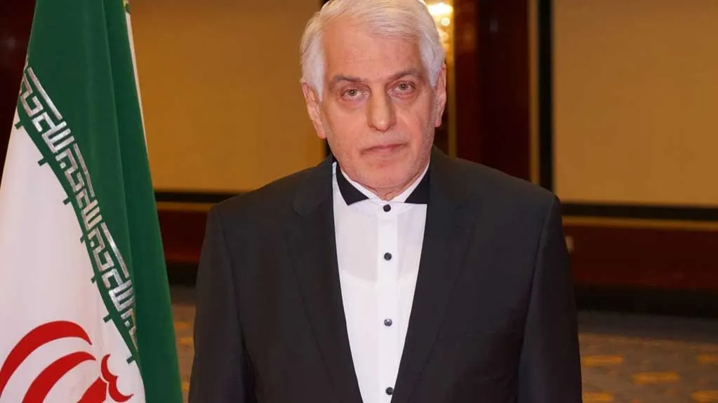 علی ماجدی، سفیر پیشین ایران در آلمان در حال تحلیل روابط ایران و آمریکا
