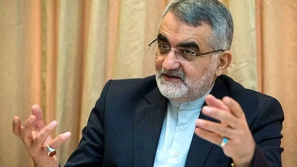 علاء الدین بروجردی در حال گفتگو درباره سیاست خارجی ایران