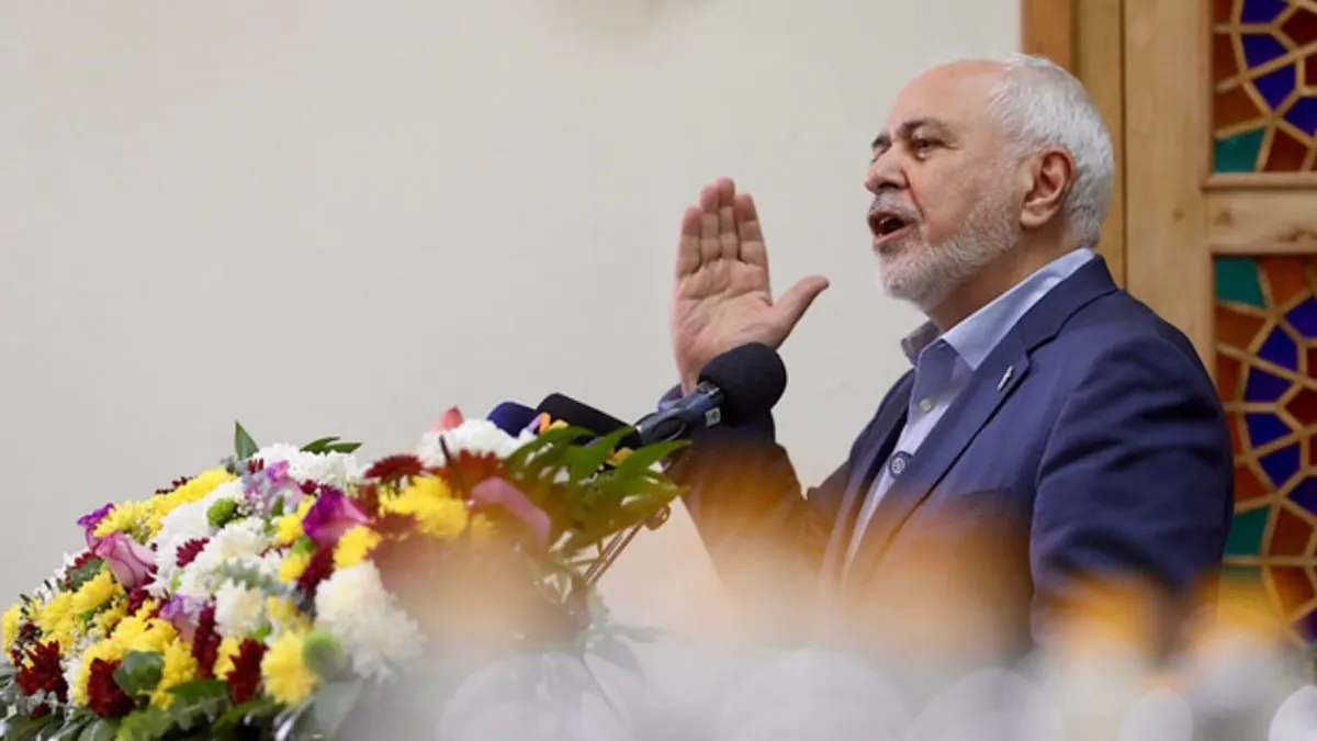 محمدجواد ظریف در حال سخنرانی درباره دیپلماسی و فرهنگ ایران