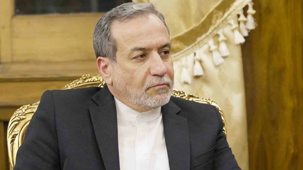 عراقچی در نشست دوحه فوروم در حال گفتگو با مقامات منطقهای