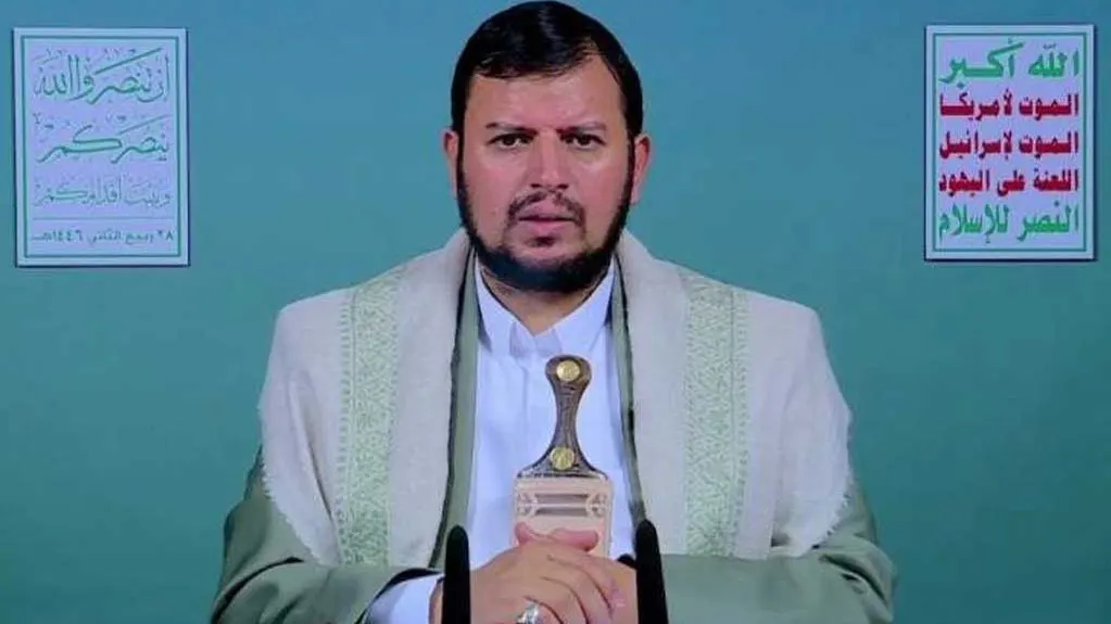 رهبر انصارالله یمن عبدالملک الحوثی در حال سخنرانی درباره مقابله با آمریکا و حمایت از فلسطین